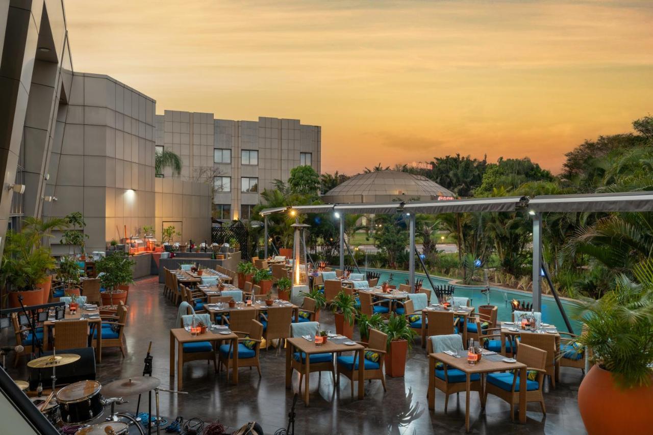 Radisson Blu Hotel Lusaka Exteriér fotografie The Pool Bar