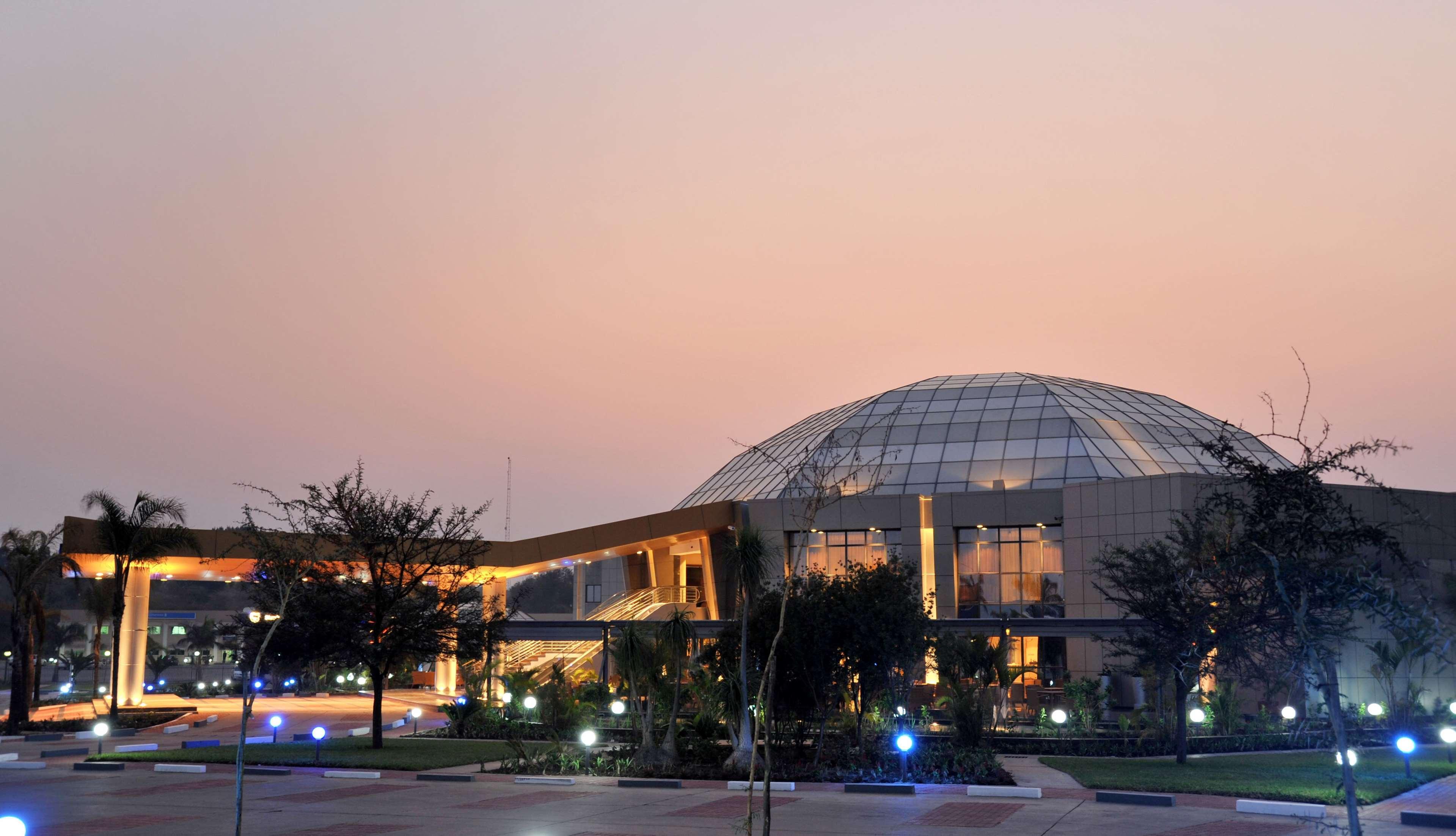 Radisson Blu Hotel Lusaka Exteriér fotografie The Texas A&M University-Commerce Library