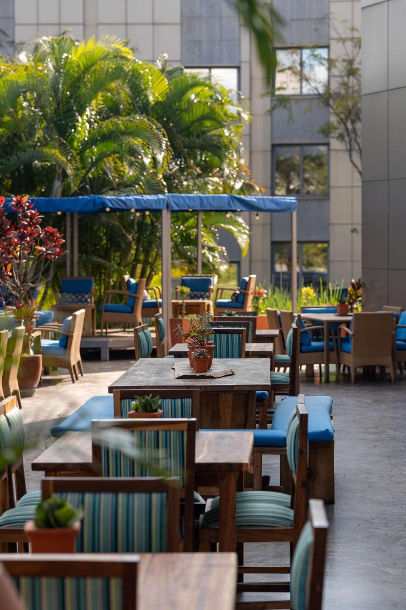 Radisson Blu Hotel Lusaka Exteriér fotografie The Terrace