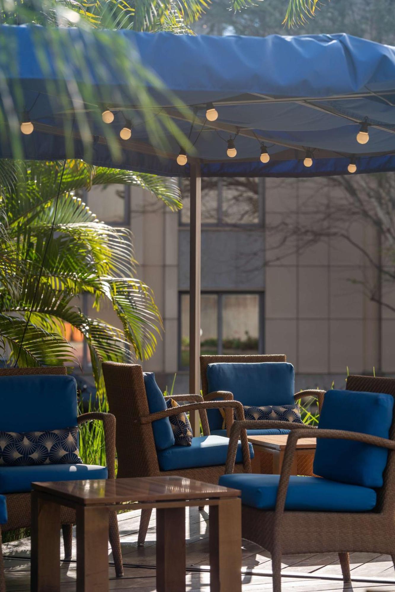 Radisson Blu Hotel Lusaka Exteriér fotografie The Terrace