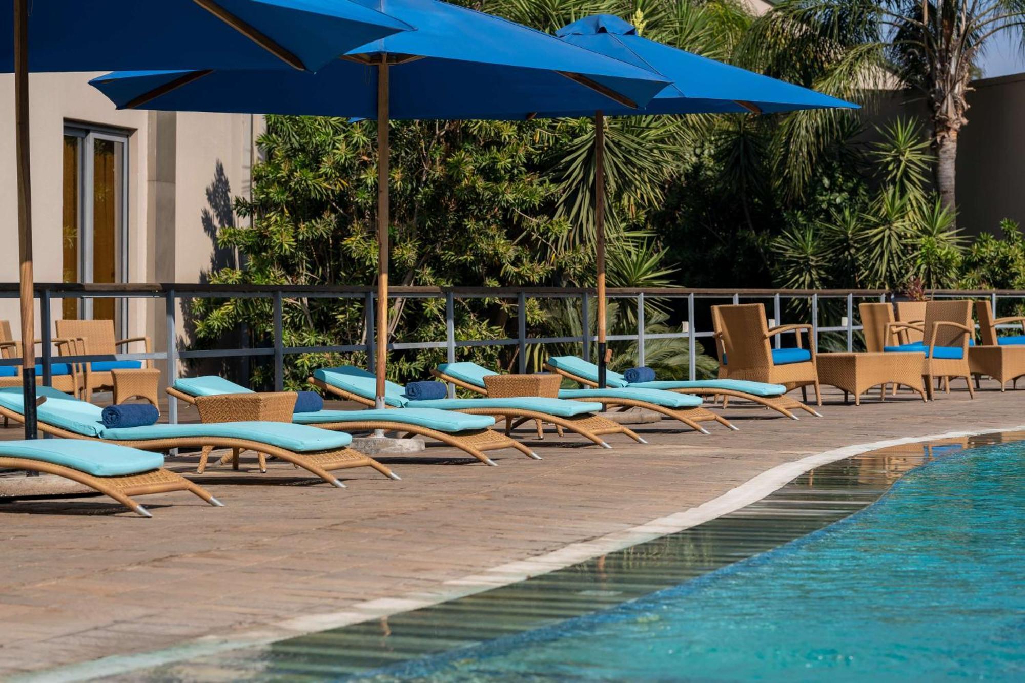 Radisson Blu Hotel Lusaka Exteriér fotografie Pool at the hotel